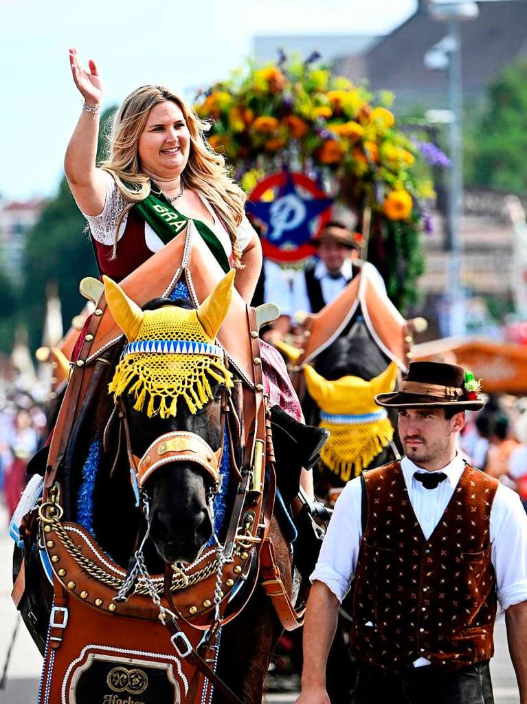 Seit fast 90 Jahren gehrt er zur Oktoberfest-Tradition: Der Trachten- und Schtzenzug am ersten Wiesn-Sonntag zum Festgelnde. Rund 9500 Trachtler und Schtzen ziehen dieses Jahr zur Wiesn.