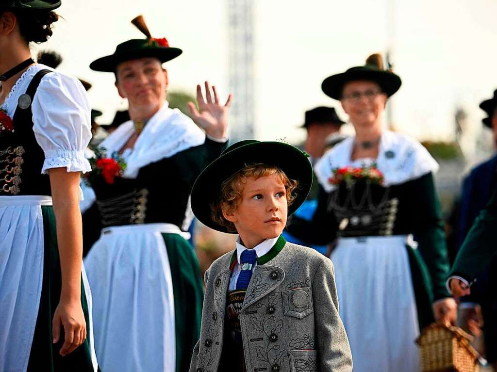 Seit fast 90 Jahren gehrt er zur Oktoberfest-Tradition: Der Trachten- und Schtzenzug am ersten Wiesn-Sonntag zum Festgelnde. Rund 9500 Trachtler und Schtzen ziehen dieses Jahr zur Wiesn.