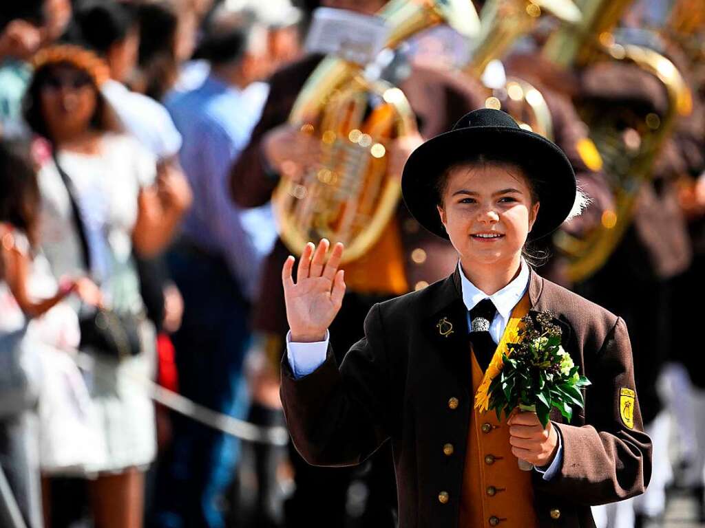 Seit fast 90 Jahren gehrt er zur Oktoberfest-Tradition: Der Trachten- und Schtzenzug am ersten Wiesn-Sonntag zum Festgelnde. Rund 9500 Trachtler und Schtzen ziehen dieses Jahr zur Wiesn.