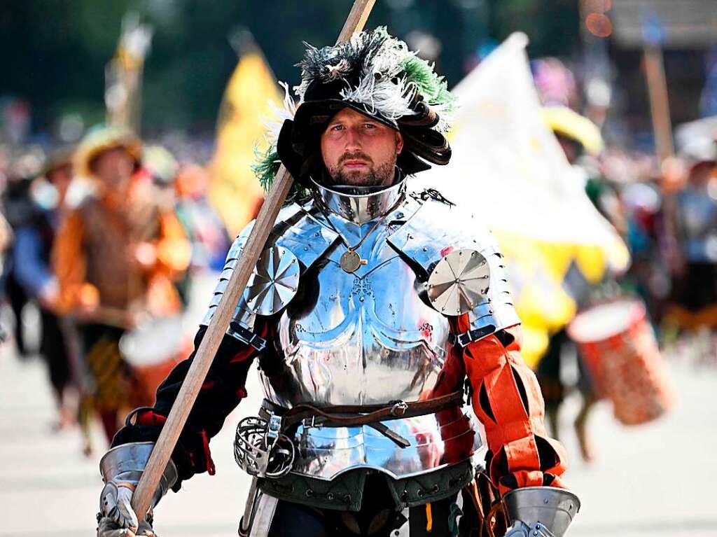 Seit fast 90 Jahren gehrt er zur Oktoberfest-Tradition: Der Trachten- und Schtzenzug am ersten Wiesn-Sonntag zum Festgelnde. Rund 9500 Trachtler und Schtzen ziehen dieses Jahr zur Wiesn.