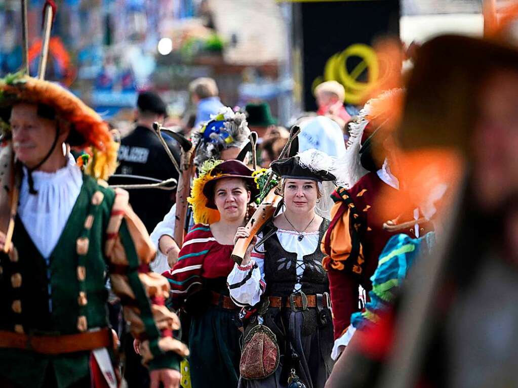 Seit fast 90 Jahren gehrt er zur Oktoberfest-Tradition: Der Trachten- und Schtzenzug am ersten Wiesn-Sonntag zum Festgelnde. Rund 9500 Trachtler und Schtzen ziehen dieses Jahr zur Wiesn.