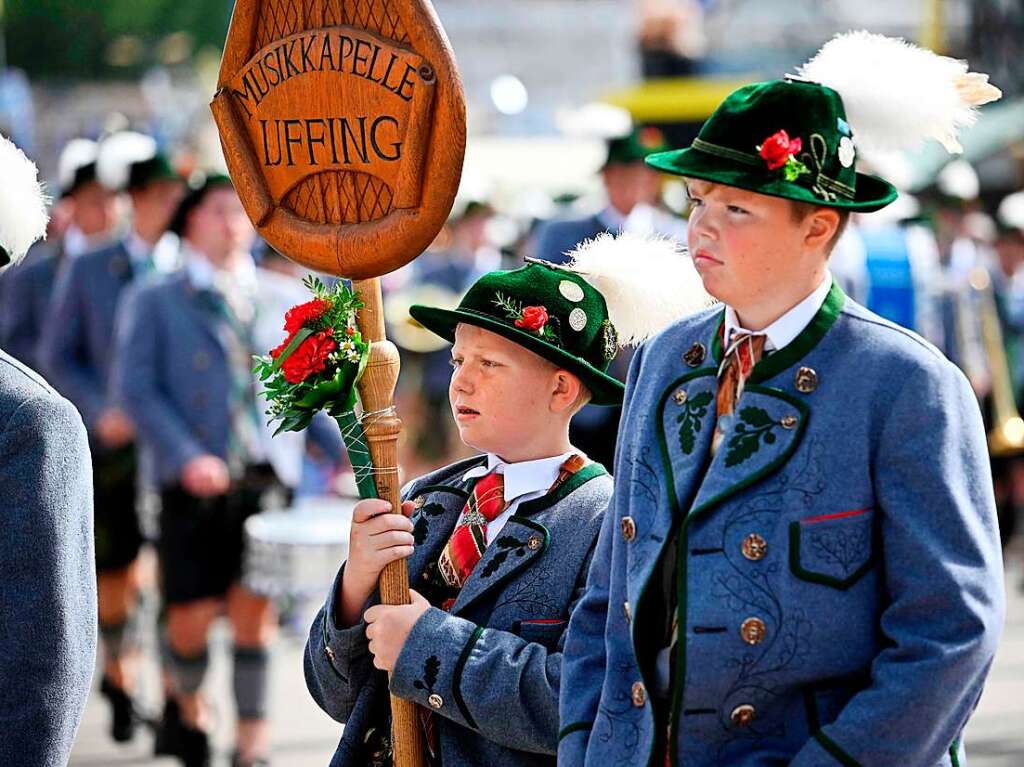 Seit fast 90 Jahren gehrt er zur Oktoberfest-Tradition: Der Trachten- und Schtzenzug am ersten Wiesn-Sonntag zum Festgelnde. Rund 9500 Trachtler und Schtzen ziehen dieses Jahr zur Wiesn.