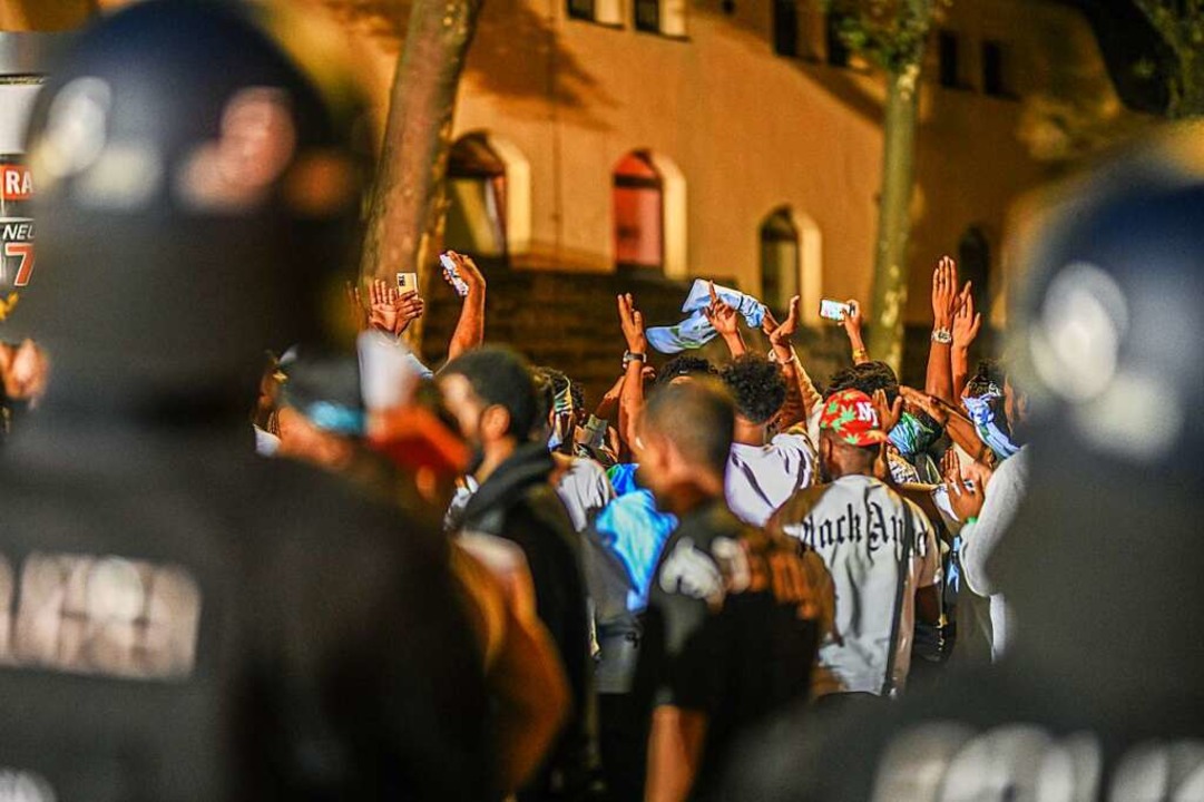 Eine Gruppe von Menschen feiert währen...g von Polizeikräften eingekesselt ist.  | Foto: Jason Tschepljakow (dpa)