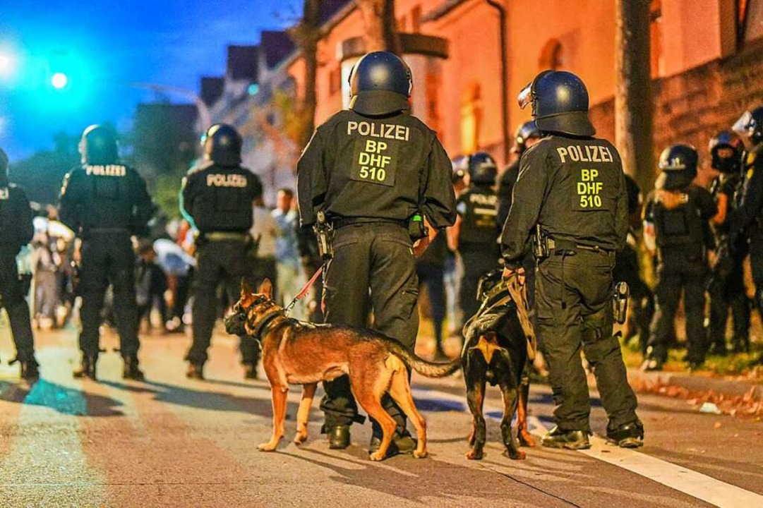 Einsatzkrfte der Polizei stehen mit H... Eritrea-Veranstaltung auf der Strae.  | Foto: Jason Tschepljakow (dpa)
