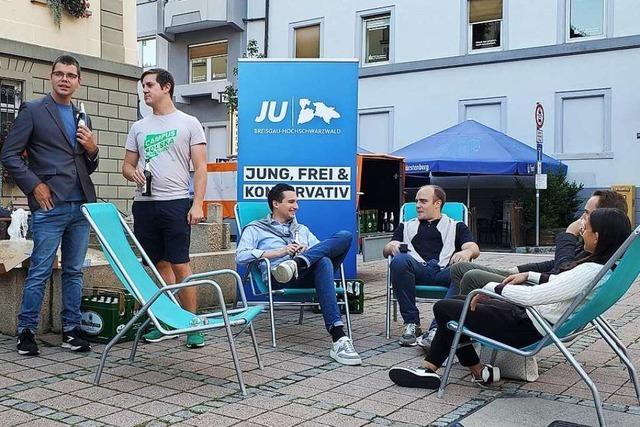 Die Junge Union Sdbaden cornert vor dem Rathaus in Titisee-Neustadt