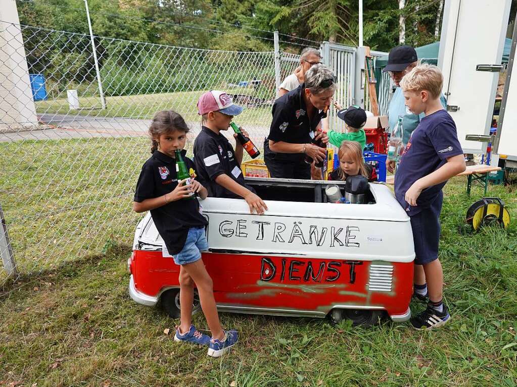 Schwlwarm: Mit dem Elektromobil wurden die Gste am Steckenrand mit kalten Getrnken versorgt.