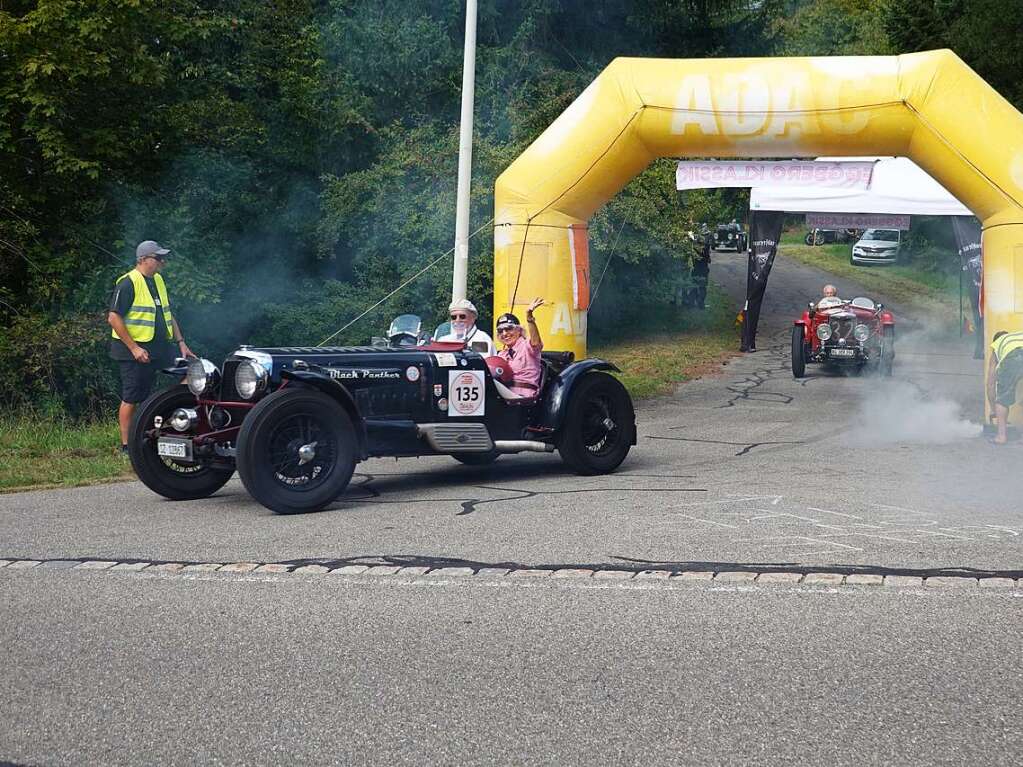 Der schwarze Panter:  Auch bei der Rckfhrung hatten Francois Wulpillier und Silvia Wrgler auf ihrem ALVIS 12/70 Sport aus dem Jahre 1938 viel Spa und winkten den Zuschauern zu.