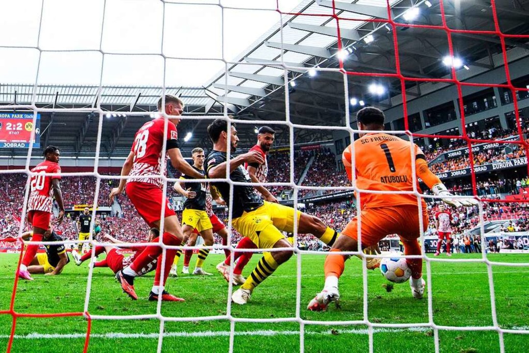 Der Dortmunder Mats Hummels erzielt da...olu greift nicht energisch genug ein.   | Foto: Tom Weller (dpa)