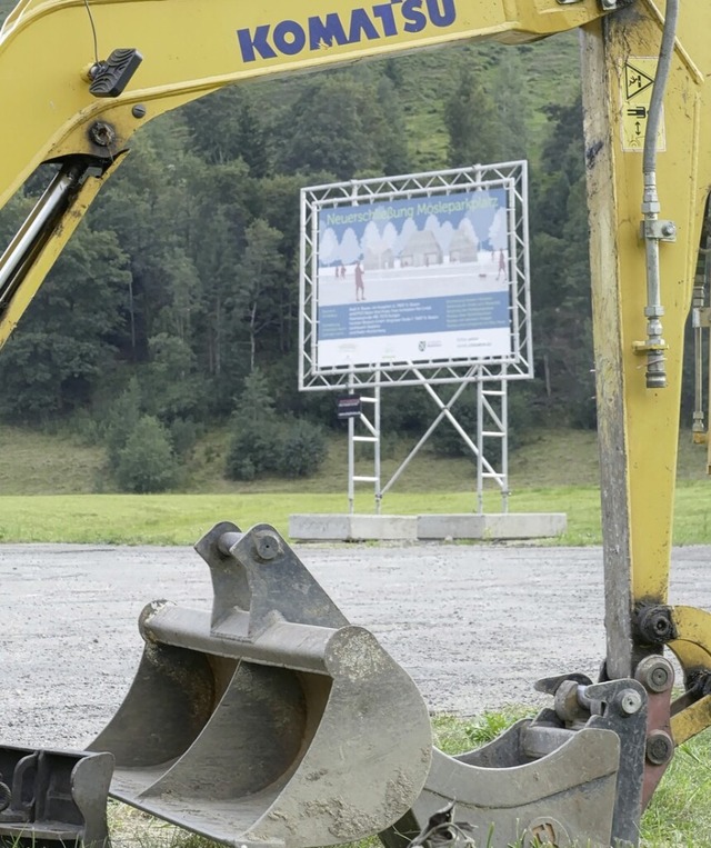 Ein Bauschild zeigt, wie die Htten auf dem Msleparkplatz aussehen sollen.   | Foto: Sebastian Barthmes