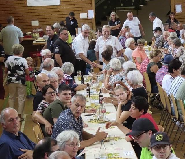 Voll war es in der Schulsporthalle in ...itionellen Suserfest der Narrenzunft.   | Foto: Gerd Leutenecker