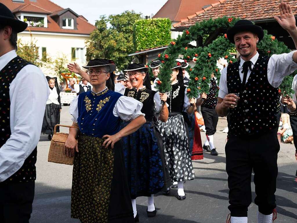 Brauchtum und Trachten stellten die Trachtengruppen aus ganz Sdbaden beim traditionellen Umzug im Rahmen des Auggener Winzerfestes vor.