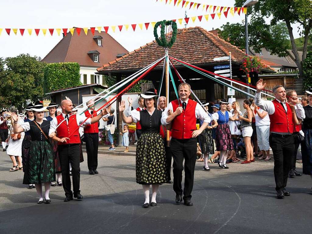 Brauchtum und Trachten stellten die Trachtengruppen aus ganz Sdbaden beim traditionellen Umzug im Rahmen des Auggener Winzerfestes vor.