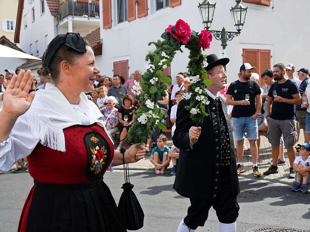 Brauchtum und Trachten stellten die Trachtengruppen aus ganz Sdbaden beim traditionellen Umzug im Rahmen des Auggener Winzerfestes vor.