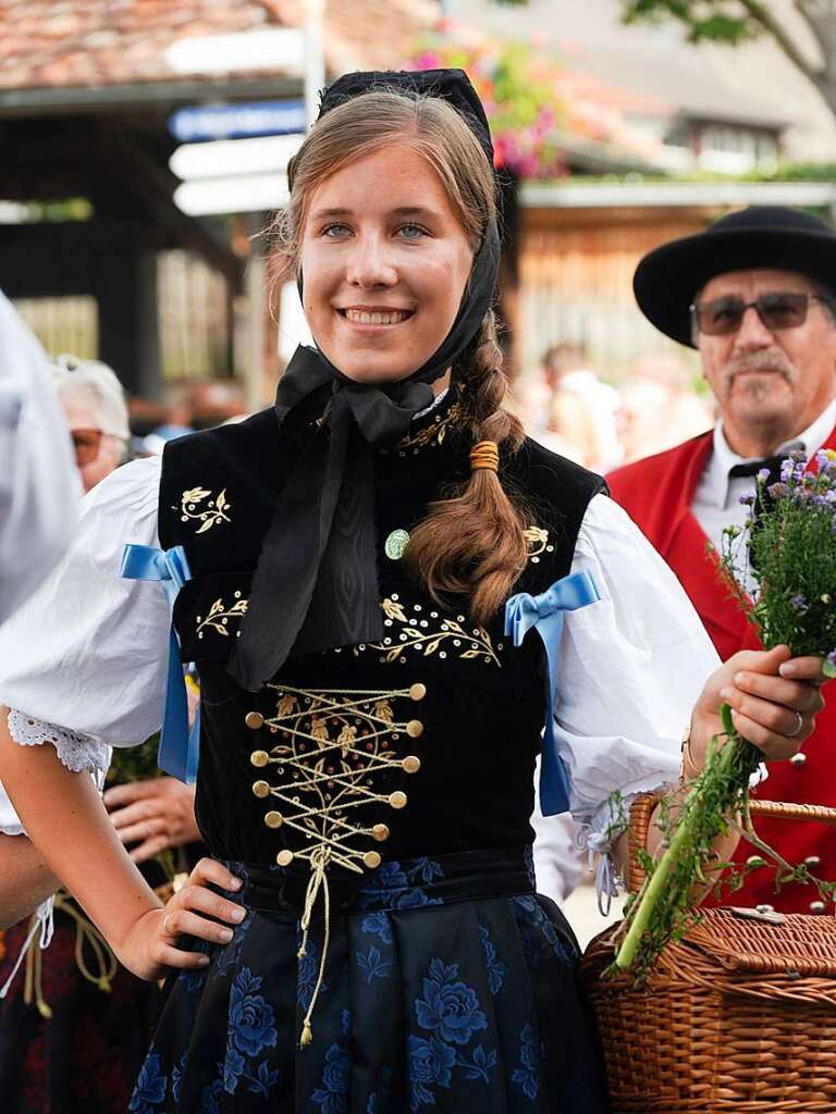 Brauchtum und Trachten stellten die Trachtengruppen aus ganz Sdbaden beim traditionellen Umzug im Rahmen des Auggener Winzerfestes vor.