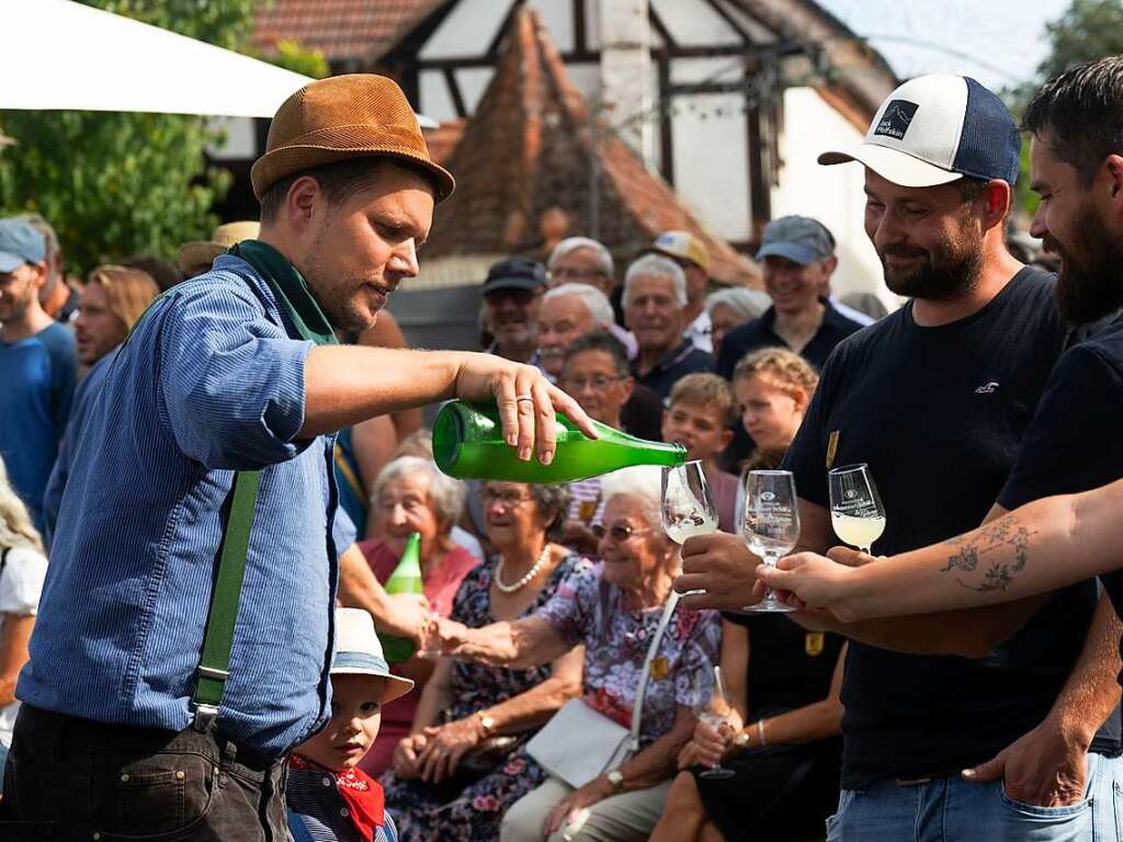 Die Auggener „Treff-Oldies“ schenkten Wein aus.