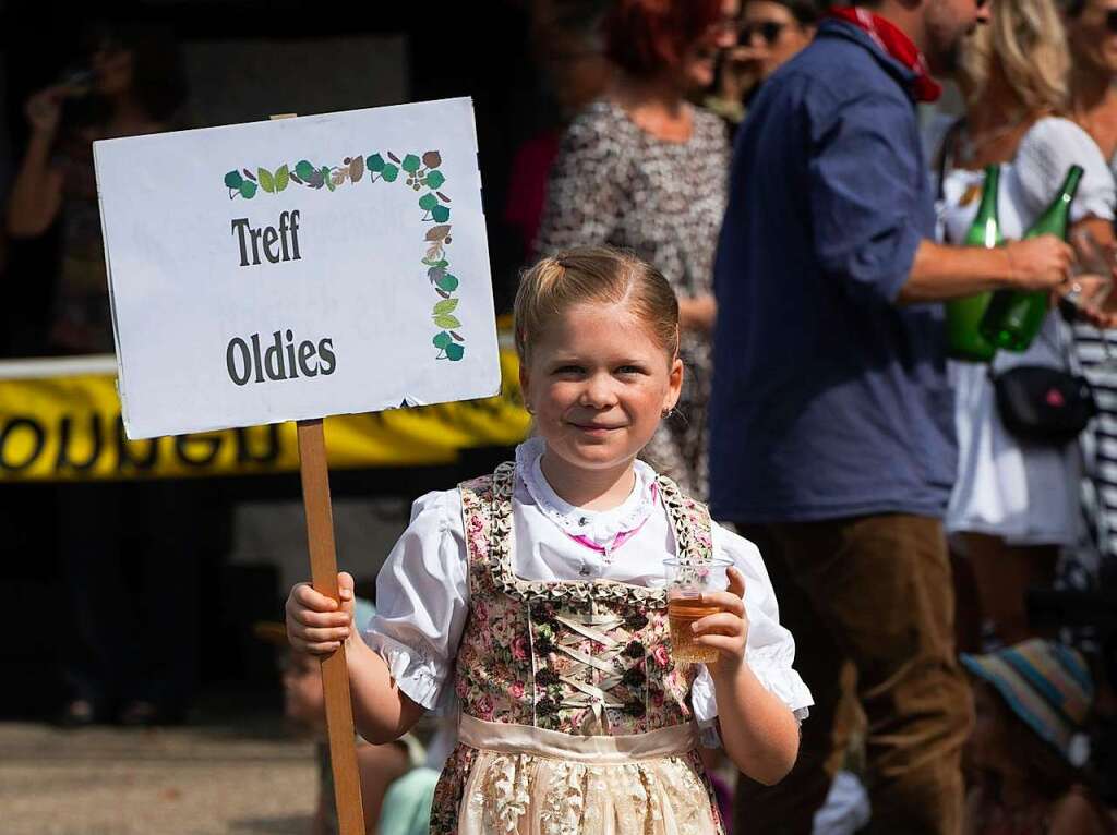 Brauchtum und Trachten stellten die Trachtengruppen aus ganz Sdbaden beim traditionellen Umzug im Rahmen des Auggener Winzerfestes vor.