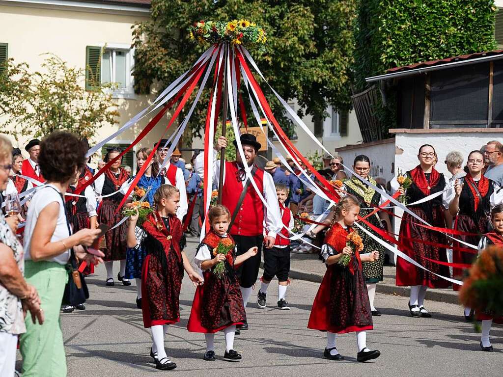 Brauchtum und Trachten stellten die Trachtengruppen aus ganz Sdbaden beim traditionellen Umzug im Rahmen des Auggener Winzerfestes vor.