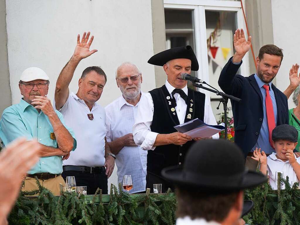 Sprecher Thomas Volk und Brgermeister Uli Waldkirch (rechts daneben) gren die teilnehmenden Trachtentrger.