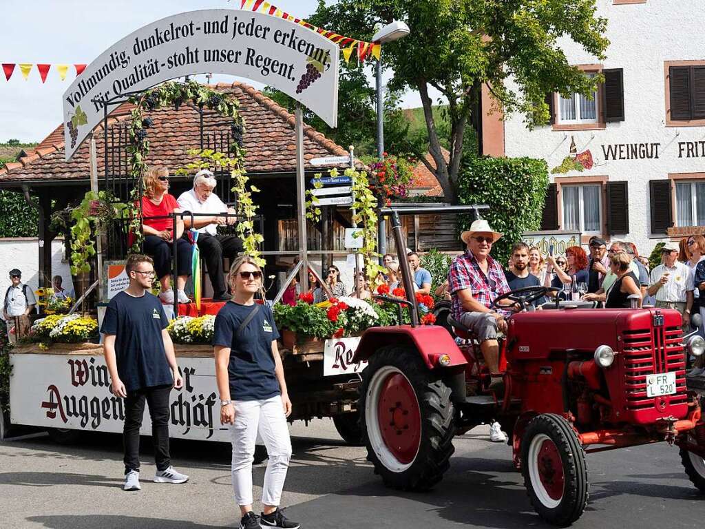 Brauchtum und Trachten stellten die Trachtengruppen aus ganz Sdbaden beim traditionellen Umzug im Rahmen des Auggener Winzerfestes vor.