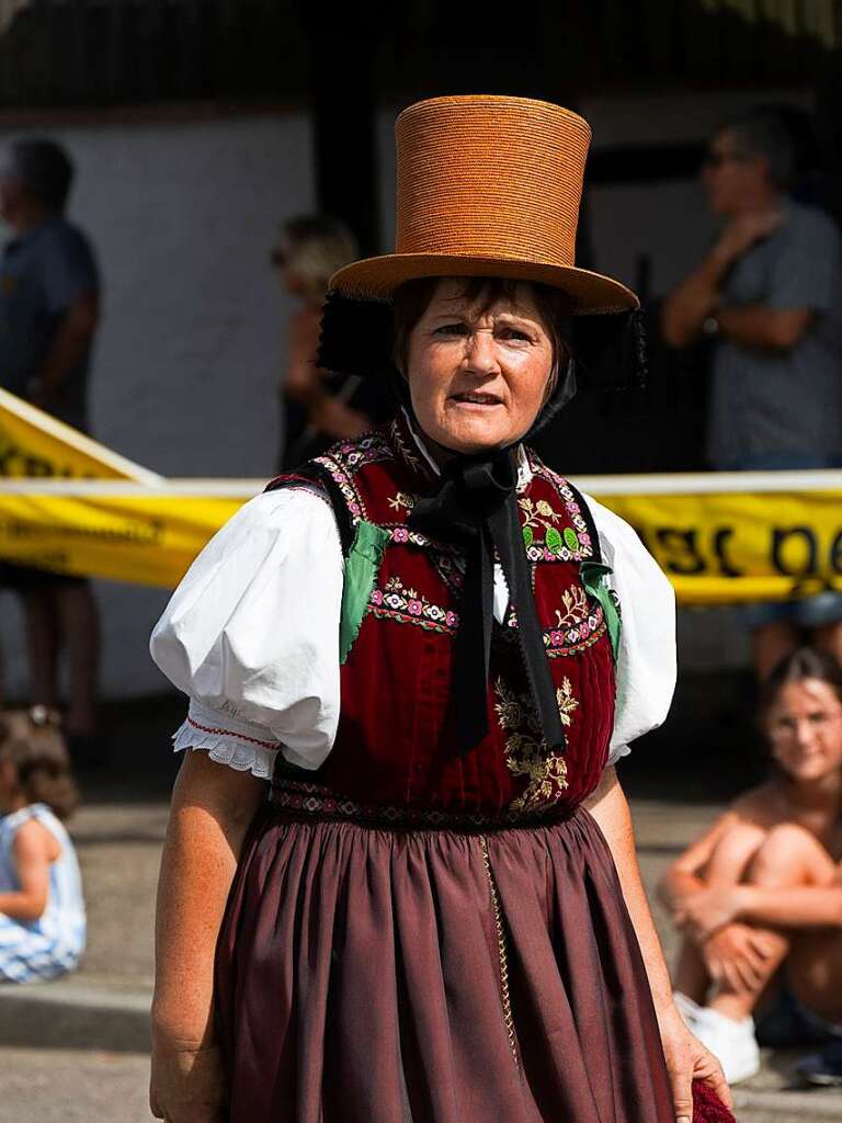 Brauchtum und Trachten stellten die Trachtengruppen aus ganz Sdbaden beim traditionellen Umzug im Rahmen des Auggener Winzerfestes vor.