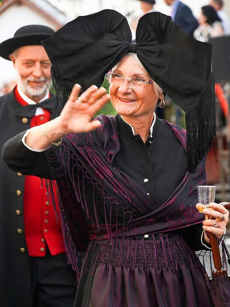 Brauchtum und Trachten stellten die Trachtengruppen aus ganz Sdbaden beim traditionellen Umzug im Rahmen des Auggener Winzerfestes vor.