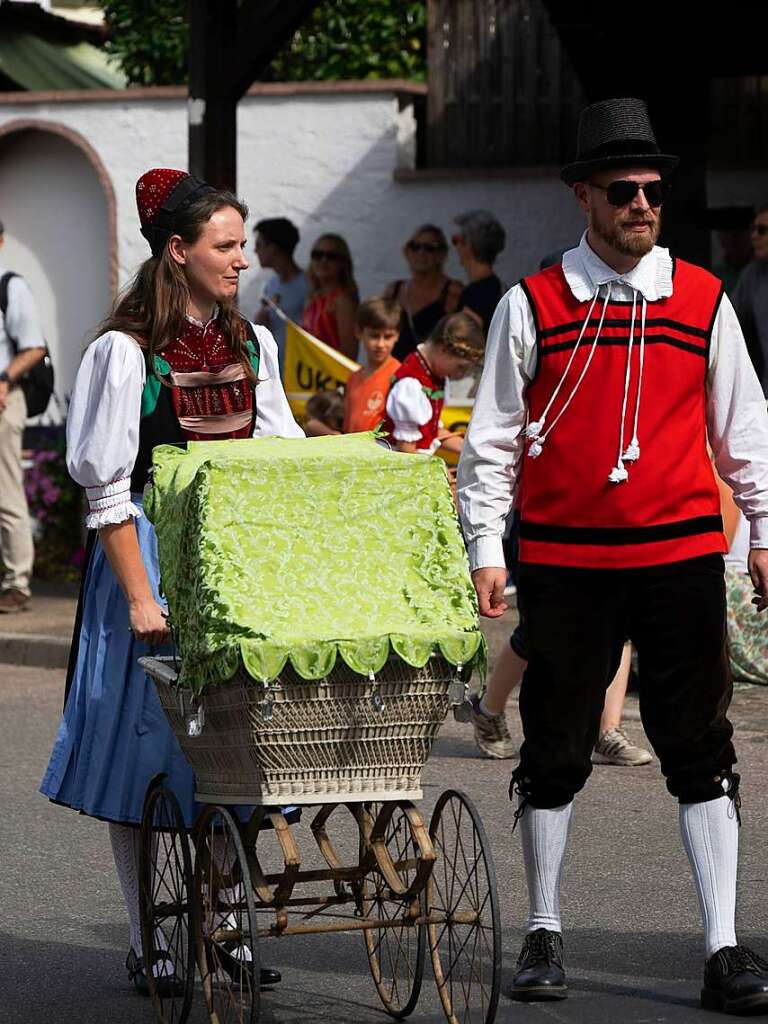 Brauchtum und Trachten stellten die Trachtengruppen aus ganz Sdbaden beim traditionellen Umzug im Rahmen des Auggener Winzerfestes vor.