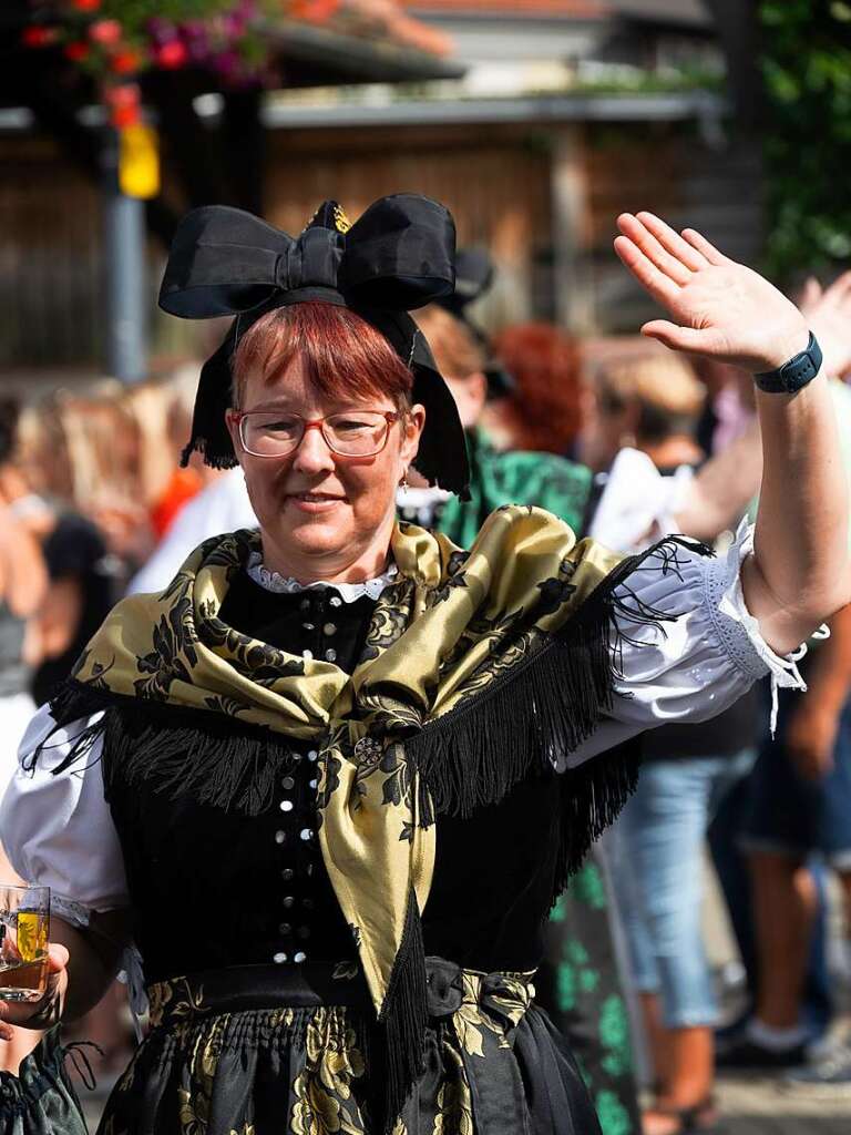 Brauchtum und Trachten stellten die Trachtengruppen aus ganz Sdbaden beim traditionellen Umzug im Rahmen des Auggener Winzerfestes vor.