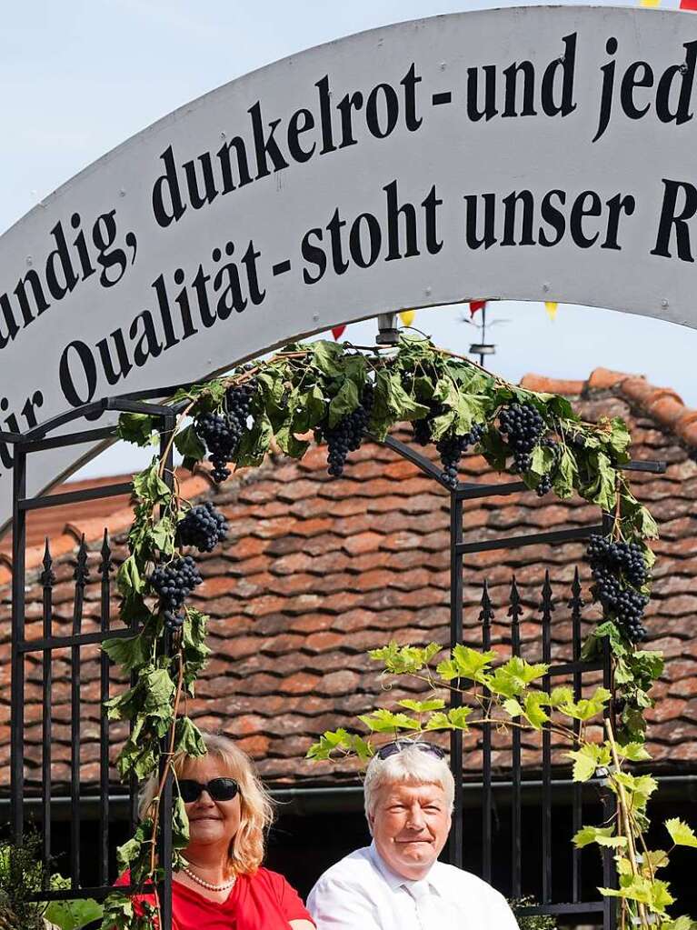 Brauchtum und Trachten stellten die Trachtengruppen aus ganz Sdbaden beim traditionellen Umzug im Rahmen des Auggener Winzerfestes vor.