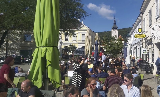 Der Hauptplatz von Purkersdorf mit der Pfarrkirche im Hintergrund.   | Foto: Raimund Boltz