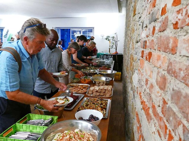 In Gemeinschaft schmecken die geretteten Lebensmittel.  | Foto: Martina David-Wenk