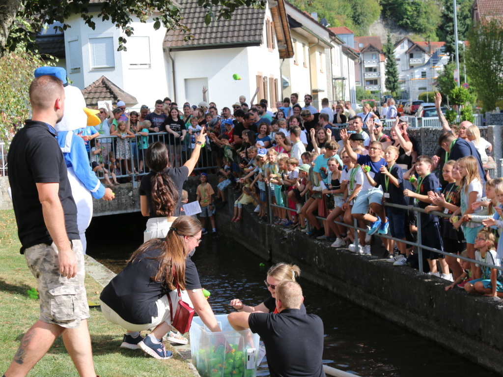 Nach dem Entenrennen werden die Enten verteilt und alle wollen eine haben.