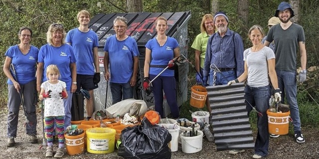 30 Eimer und einen groen Sack voll M...kpfige Gruppe am Rimsinger Baggersee.  | Foto: Eva Buchholz