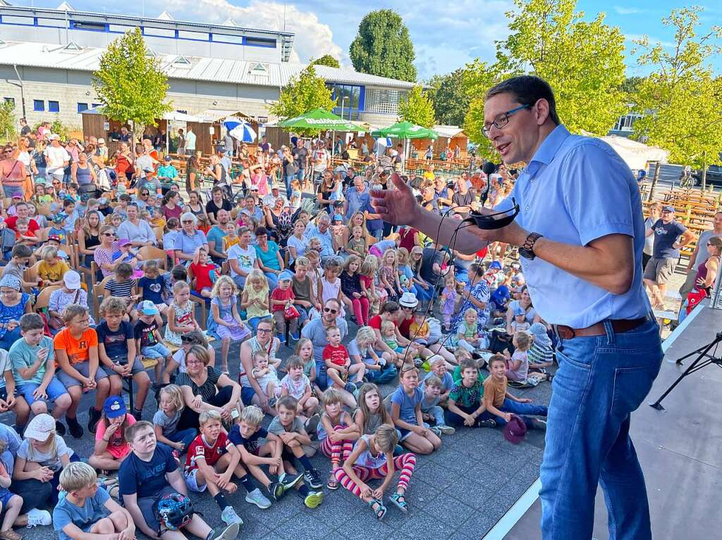 Erffnung mit Brgermeister Helmut Mursa: Gleich kommt der Kasperle auf die Bhne, die Kinder sind schon ganz gespannt.