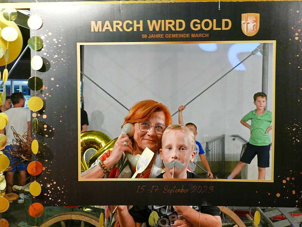 Der Gold-Bilderrahmen wird zum beliebten Fotomotiv.