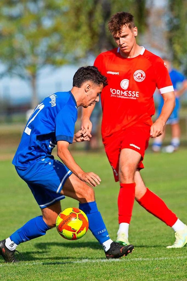 Erik Denzel (rechts) mhte sich gegen ...te mit dem FC Lffingen das Nachsehen.  | Foto: Wolfgang Scheu