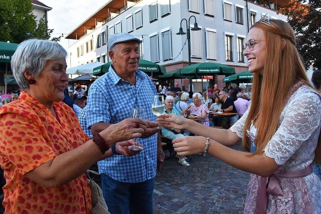 Zum Festauftakt gibt Weinprinzessin Jenny Ringwald Secco an Festbesucher aus.  | Foto: Andrea Steinhart