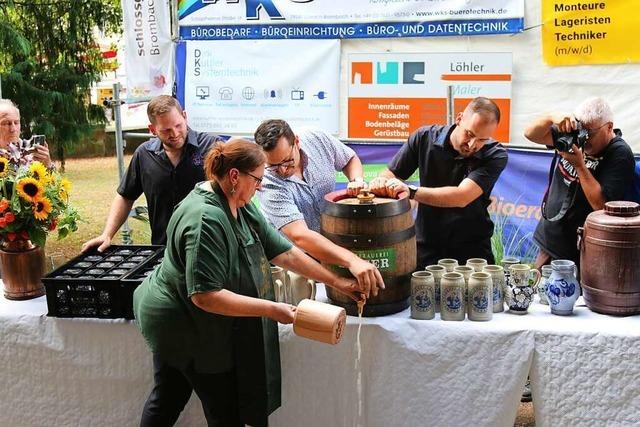 Besucher genieen Begegnungen beim Brombacher Schlossgrabenfest