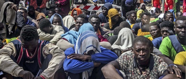 6000 neu angekommene Migranten aus Afr...lienischen Insel Lampedusa am Samstag.  | Foto: IMAGO/Alessandro Serran / Avalon