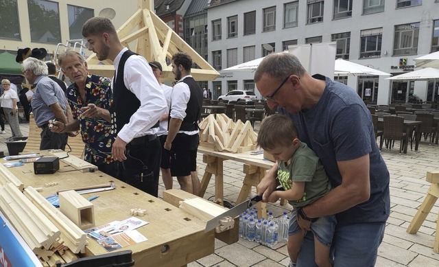 Mancher Opa sgte am Stand der Zimmerleute mit dem Enkel.   | Foto: Ralf Burgmaier