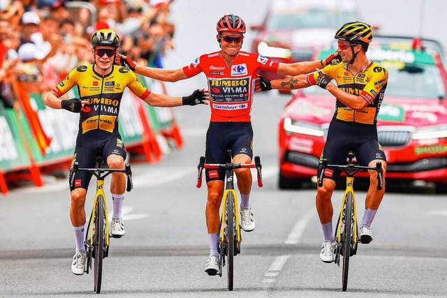 Vuelta-Sieger Sepp Kuss (Mitte), der d...oz Roglic (1:08 Minuten zurck) gewann  | Foto: Roth (dpa)