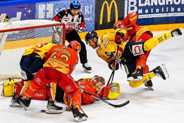 Hat hier jemand Gewhl bestellt? Die F...mpfen im Kaufbeurer Slot um den Puck.  | Foto: IMAGO/nordphoto GmbH / Hafner