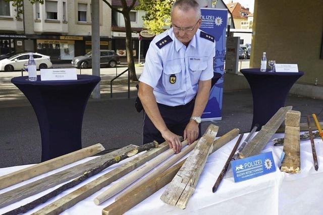 Mit Latten und Stangen gegen Polizei