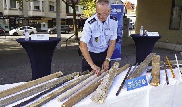 Am Tag danach prsentiert die  Polizei in Stuttgart die Schlagwerkzeuge.  | Foto: Andreas Rosar (dpa)