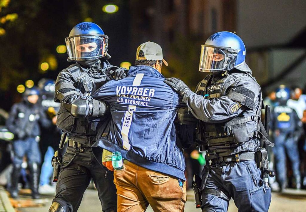Die Polizei nimmt am Samstag einen Man...hreitungen in Stuttgart beteiligt war.  | Foto: Jason Tschepljakow (dpa)