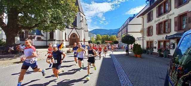 150 Teilnehmer starteten beim Belchenl...inauf zum Knig der Schwarzwaldberge.   | Foto: Edgar Steinfelder