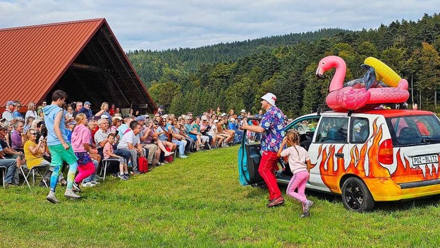 Hier wird der deutsche Urlauber am Bad...ublikum erkennt sich wieder und johlt.  | Foto: Gerald Nill