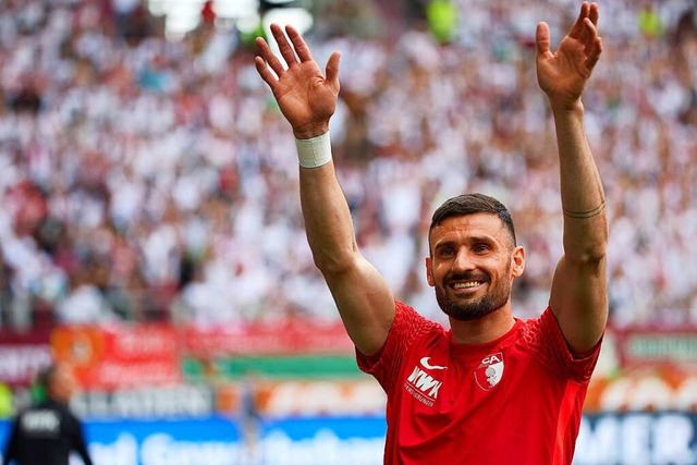 Daniel Caligiuri bei seinem Abschied in Augsburg.  | Foto: IMAGO/kolbert-press/Peter Fastl