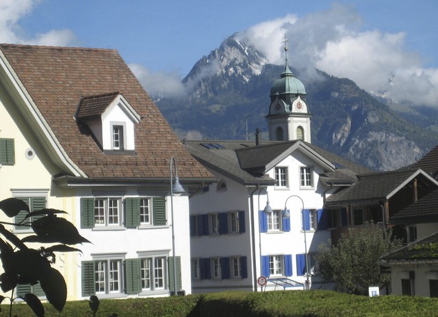 Nfels, heute ein Teilort von Glarus Nord,  ist umgeben von hohen Bergen.  | Foto: Raimuind Boltz