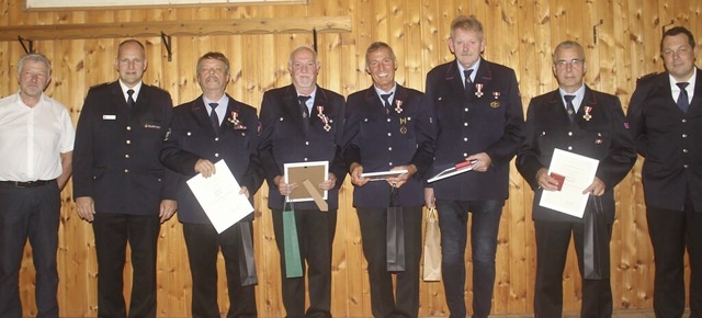 Das Ehrenzeichen in Gold fr mindesten...s, Bernd Langendorf und Thomas Wetzel.  | Foto: Yvonne Rnzi