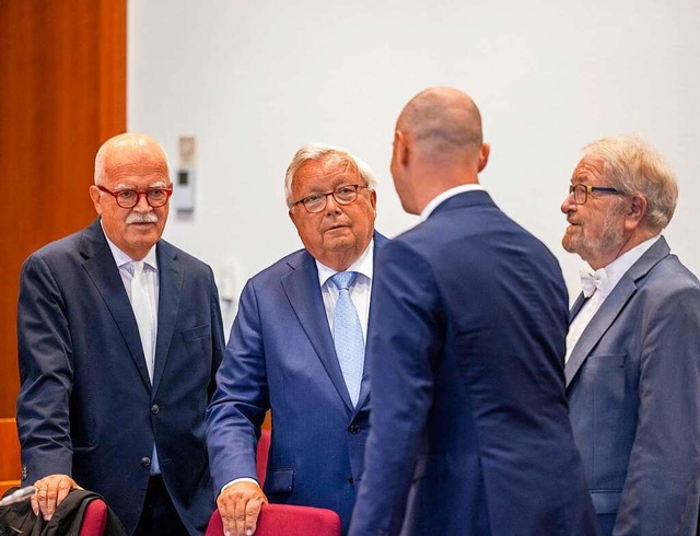 Der angeklagte Bankier Christian Olear... seinen Anwlten im Bonner Landgericht  | Foto: Thomas Banneyer (dpa)